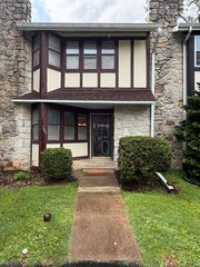 305 Liberty Ln, Wayne, PA 19087
