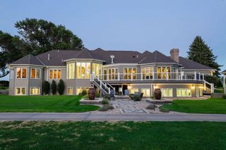 5003 Osborne Dr W, Hastings, NE 68901