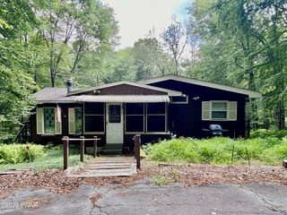 246 Lake Forest Dr, Dingmans Ferry, PA 18328