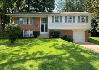 8811 Higdon Dr, Vienna, VA 22182