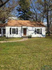 805 E  Young St, Longview, TX 75602