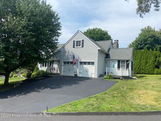 157 Edgewood Dr E, Clarks Summit, PA 18411