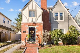 16 Parkside Dr, Cranston, RI 02910