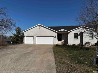 533 Woodbridge Dr, Quincy, IL 62301