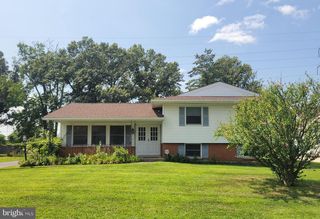 214 Williamsburg Rd, Sterling, VA 20164