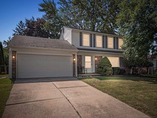 15874 Sigwalt Dr, Clinton Township, MI 48038