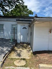 8 Rockwood Ave #1, Massapequa, NY 11758