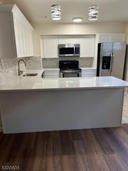 206 Main St #23, Millburn, NJ 07041