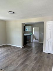 628 W  Van Buren St, Centerville, IA 52544