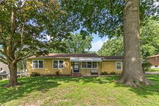 2504 Queen Ridge Dr, Independence, MO 64055