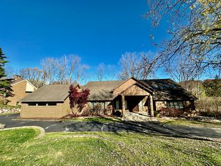 95 Barbara Ln, Bloomfield Hills, MI 48304