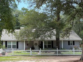 325 Creekview Dr, Hortense, GA 31543