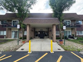 3425 83rd St #D13, Woodridge, IL 60517