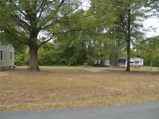 2 Pinecroft Dr, Burlington, NC 27217
