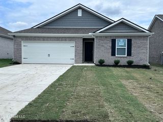18 Thorn Tree St, Byhalia, MS 38611