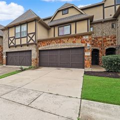 905 Brook Forest Ln, Euless, TX 76039