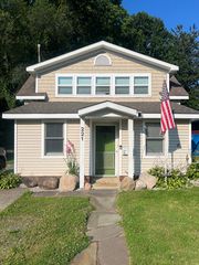 221 Blackstone Dr, Erie, PA 16505