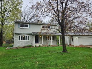 2590 Glenbrook Ave N, Oakdale, MN 55128