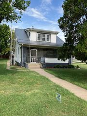 405 Eakin St, Jetmore, KS 67854