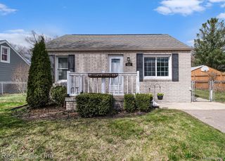 1131 Birchwood Dr, Troy, MI 48083