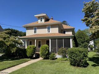 21 Eyland Ave, Succasunna, NJ 07876