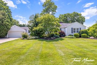 7899 Cottonwood Dr, Jenison, MI 49428
