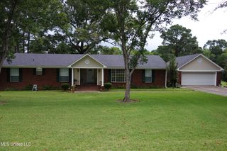 104 Green Forest Dr, Clinton, MS 39056