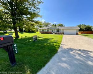 6319 Yorkshire North Riding Rd, Flint, MI 48532