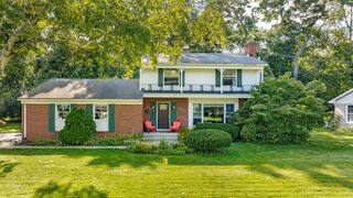 6692 Spruce Dr, Bloomfield Hills, MI 48301