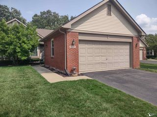 25435 Tara Ln, Flat Rock, MI 48134