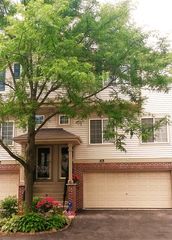 65 Monarch Dr #404, Streamwood, IL 60107