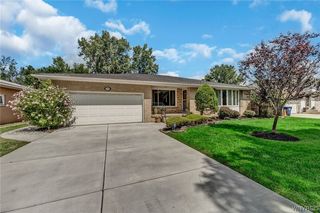 55 Mapleleaf Dr, Williamsville, NY 14221