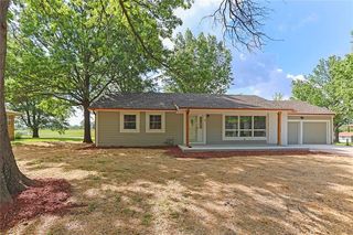 4 Overhill Dr, Paola, KS 66071