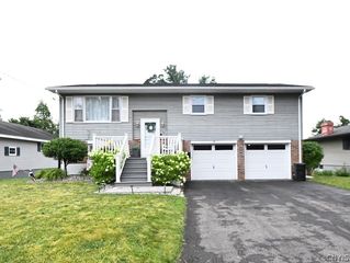 30 Royal Brook Ln, New York Mills, NY 13417