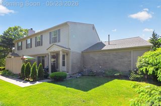 70 Pine Tree Ridge Dr #2, Waterford, MI 48327