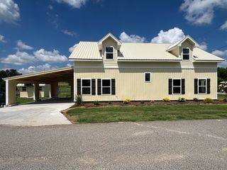 225 W  Center St, Cave City, AR 72521