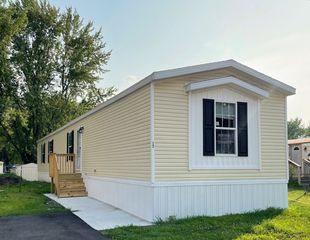17 Erie Ln, Winona, MN 55987