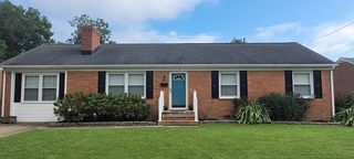 9 Lakeview Dr, Newport News, VA 23602