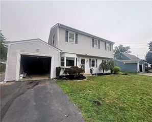 42 Locust Glen Dr, Cranston, RI 02921