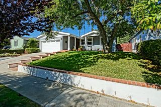 1813 N  Meadows Ave, Manhattan Beach, CA 90266