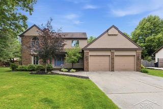 6102 Oak Meadows Ct, Midland, MI 48640