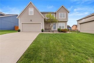 1240 SW Nagona Ln, Lees Summit, MO 64082
