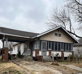 224 E  10th St, Pawhuska, OK 74056
