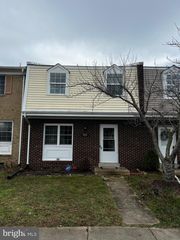 1852 Fort Pulaski Ct, Dumfries, VA 22026