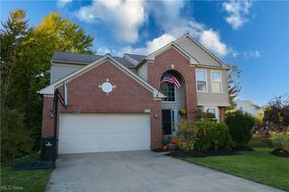 9652 Sunray Dr, Olmsted Falls, OH 44138