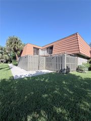 11006 N  Harmony Lake Cir, Davie, FL 33324