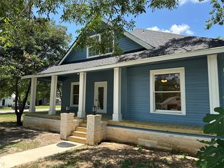 561 S  Chambers St, Giddings, TX 78942
