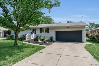 208 Royal Pkwy W, Williamsville, NY 14221