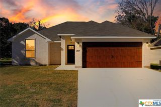 210 Plum St, Luling, TX 78648