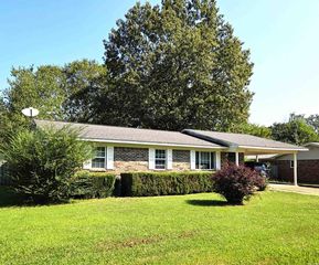 2701 Ozark St, Mena, AR 71953